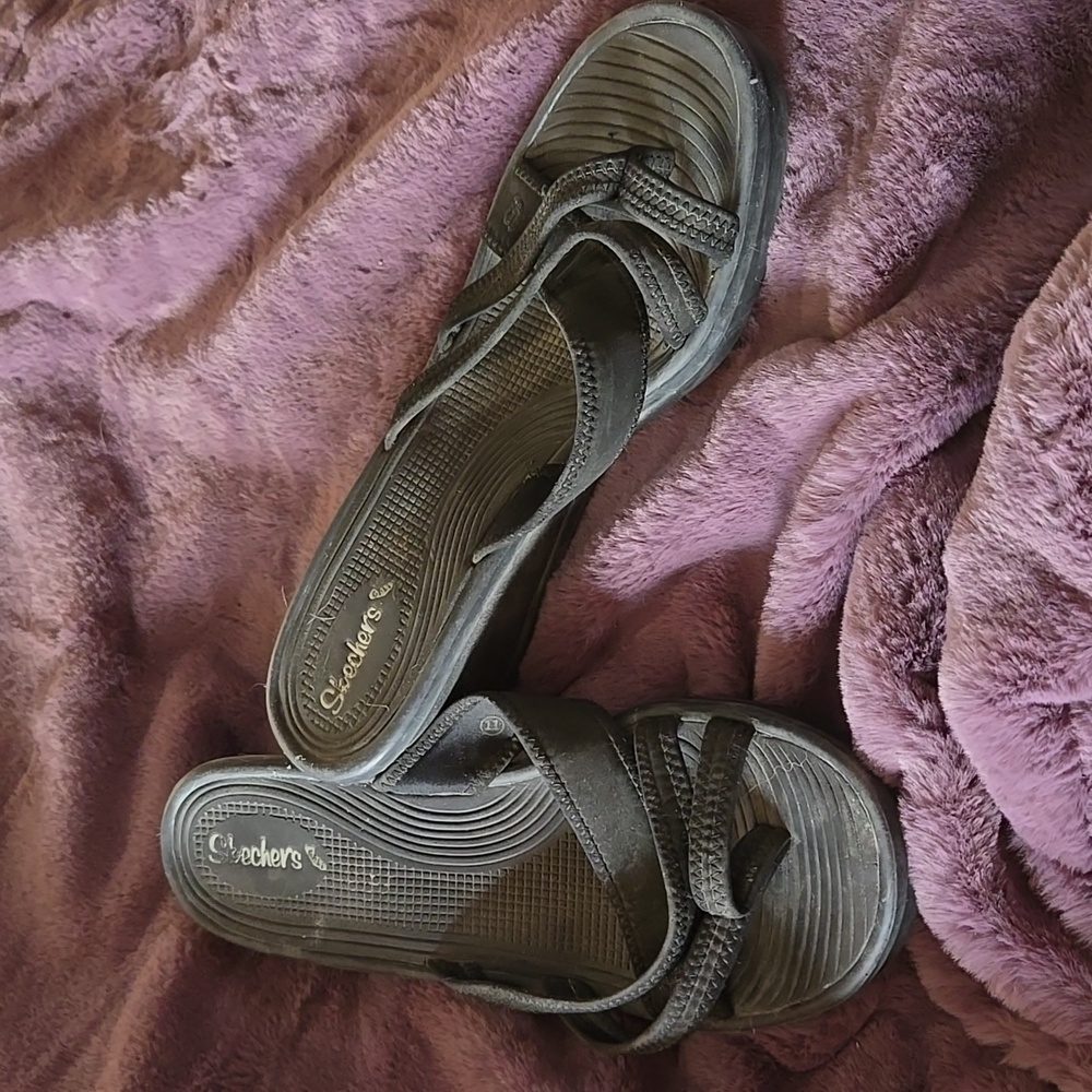 Size 11 womens sketcher sandals